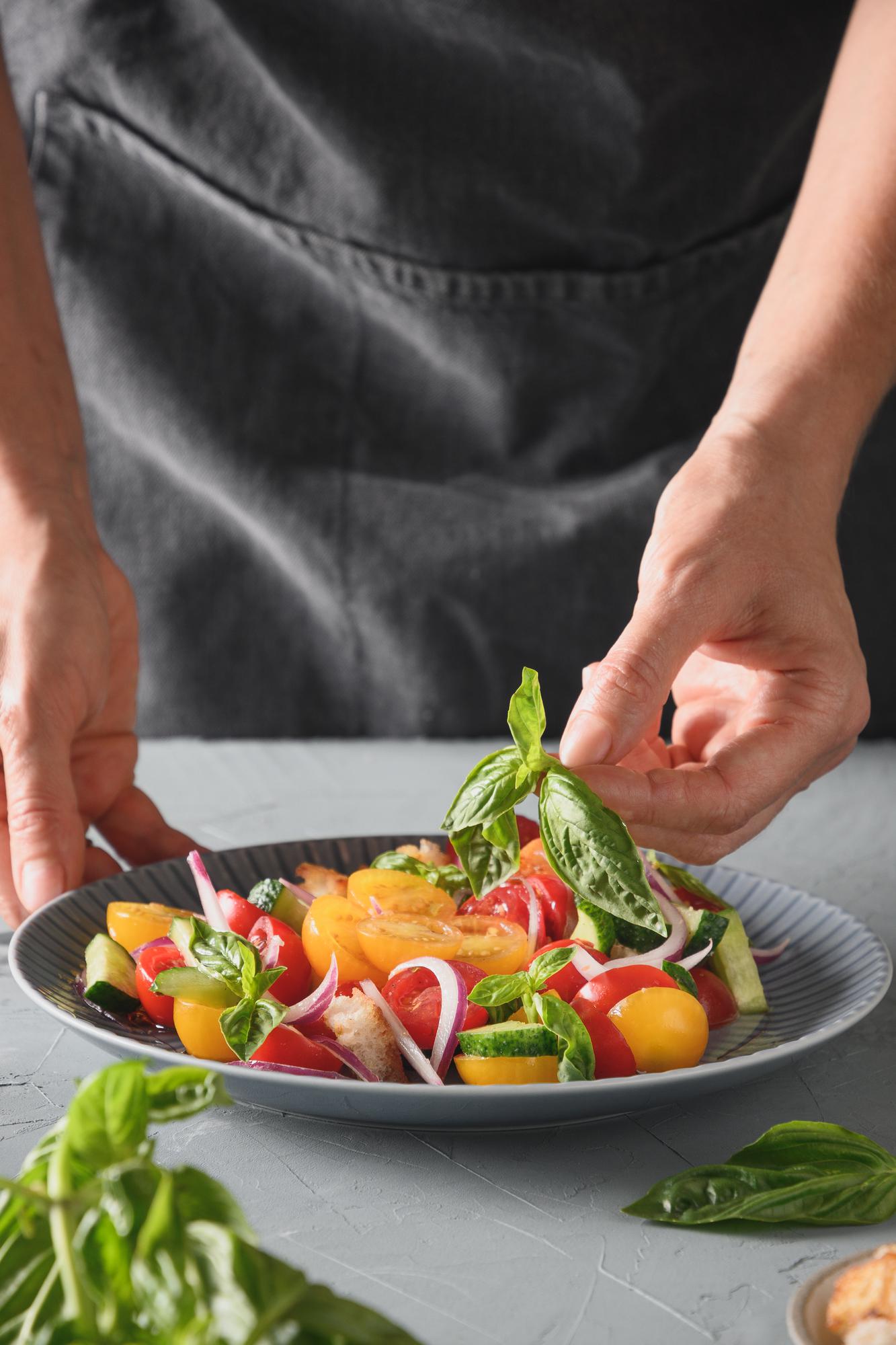 Chef am Herd bereitet lokales Gericht zu